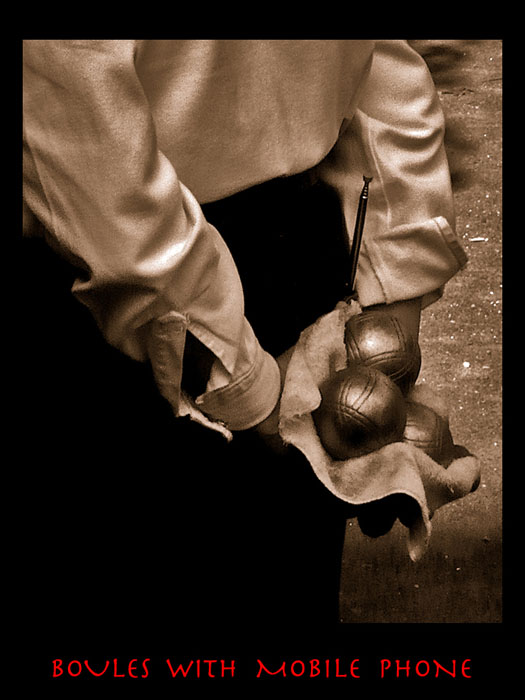 3.24-boules_with_mobile_phone