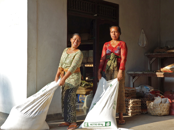 Women preparing offerings