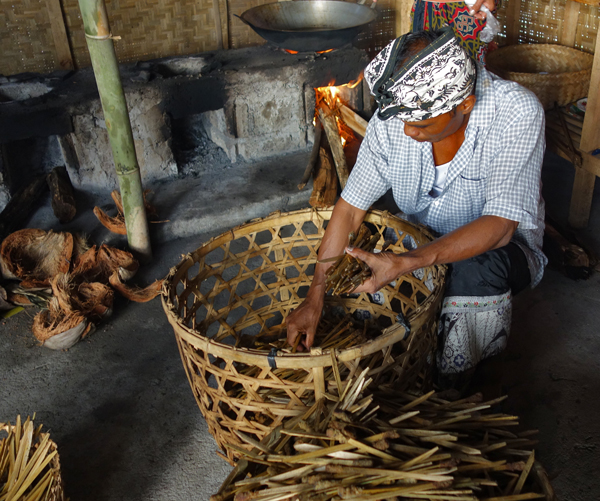 Preparing saté